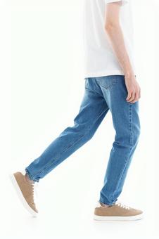 歩いている横向きのジーンズの人(下半身) 歩いている横向きのジーンズの人(下半身)の写真