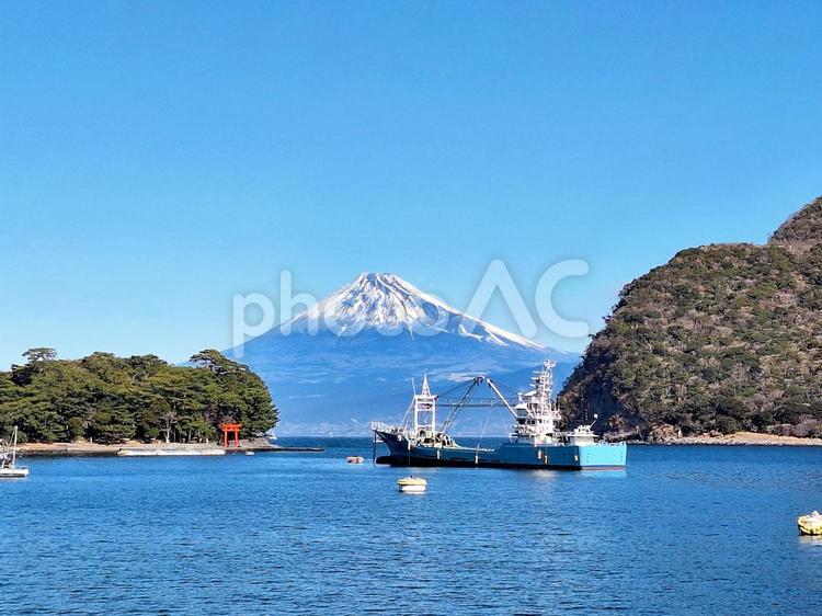 富士見海岸通りから富士山と鳥居と船 富士山,戸田湾,戸田の写真素材