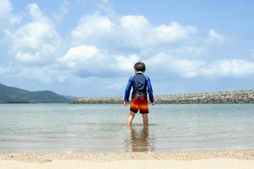 <素材>夏の海で元気に遊ぶ男の子と大空 <素材>夏の海で元気に遊ぶ男の子と大空 子供,男性,人物の写真素材