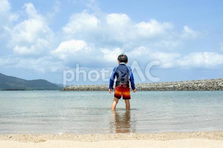 R＜素材＞夏の海で元気に遊ぶ男の子と大空 子供,海,砂浜の写真素材