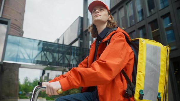 自転車で配達する男性の写真