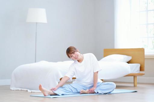 カメラ目線でストレッチをする女性 女性,ストレッチ,座るの写真素材