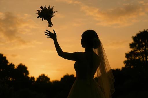 ブーケを投げる花嫁の影 ブーケを投げる花嫁の影の写真