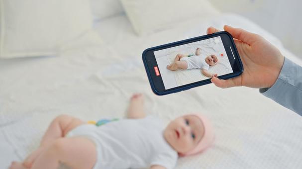 赤ちゃんを撮影中のスマホ画面 赤ちゃんを撮影中のスマホ画面の写真