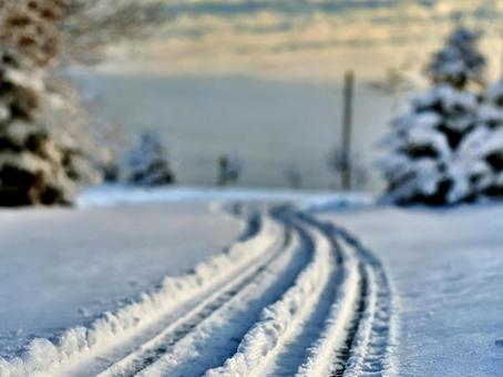 雪・車が通った道 雪・車が通った道の写真