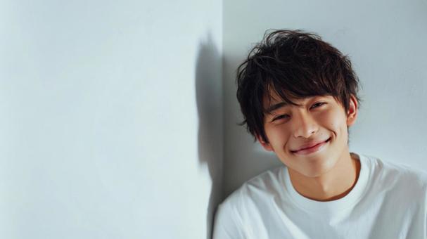 親しみやすい笑顔の男性モデルの写真