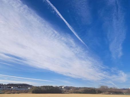 広い空 広い空 空,雲,青空の写真素材
