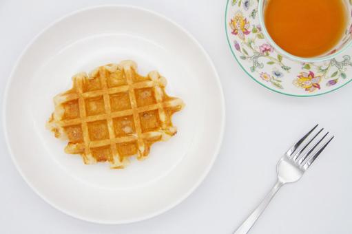 ティータイム　ワッフルと紅茶 ワッフル,食べ物,デザートの写真素材