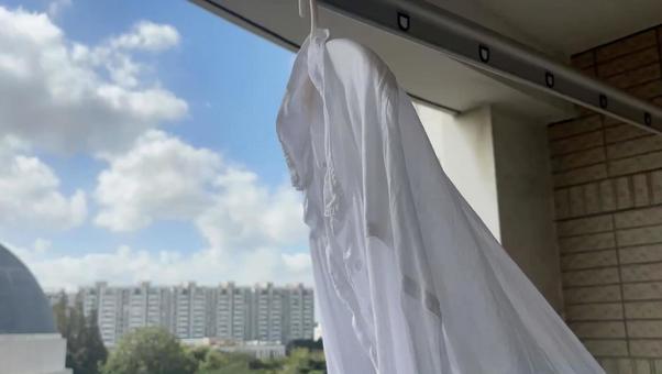 青空の下で白いシャツが風に揺れる洗濯日和 青空,白いシャツ,洗濯の写真素材