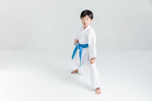 空手をする子ども 空手をする子どもの写真