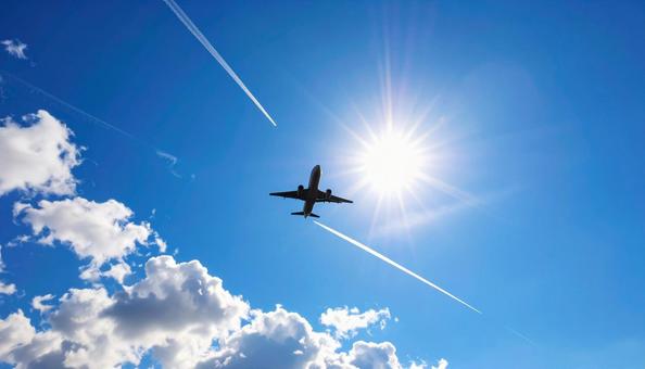 澄み渡る空を横切る飛行機雲 澄み渡る空を横切る飛行機雲の写真