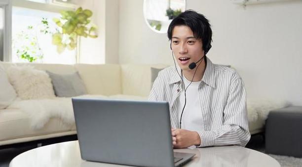 オンラインで面接を行うアジア人男性 オンラインで面接を行うアジア人男性 オンライン,面接,男性の写真素材