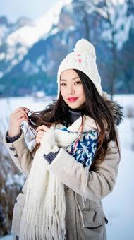 冬の寒冷な雪原の中の可愛い女性 冬の寒冷な雪原の中の可愛い女性の写真