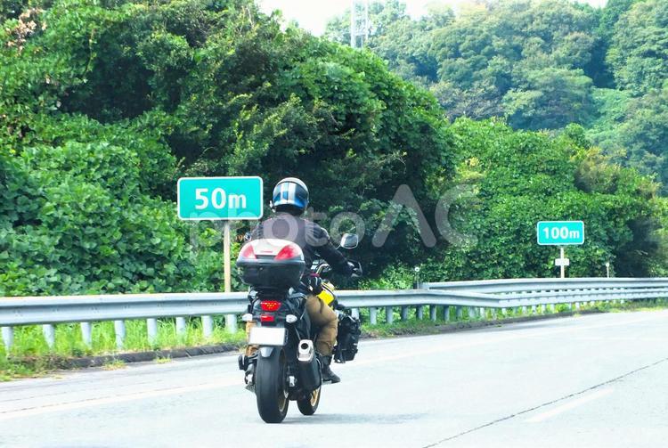 オートバイと車間距離確認の表示　 オートバイ,バイク,ライダーの写真素材