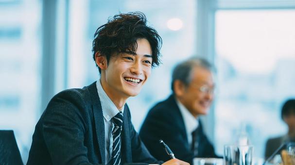 明るく前向きな表情のビジネスマンの写真