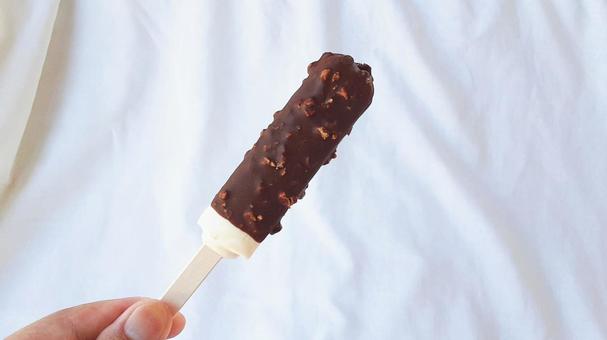 クラッシュアーモンドチョコアイスバー クラッシュアーモンドチョコアイスバー アイス,氷菓,スイーツの写真素材