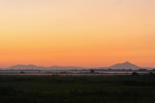 夏の渡良瀬遊水池の朝焼け 夏の渡良瀬遊水池の朝焼け 朝焼け,早朝,ゴールデンアワーの写真素材