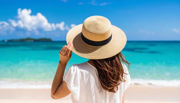海を眺める女性の後ろ姿 海を眺める女性の後ろ姿の写真