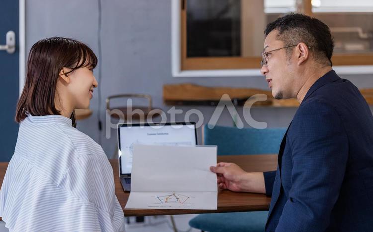 ミーティングをする男女のビジネスマン 男性,女性,ビジネスの写真素材