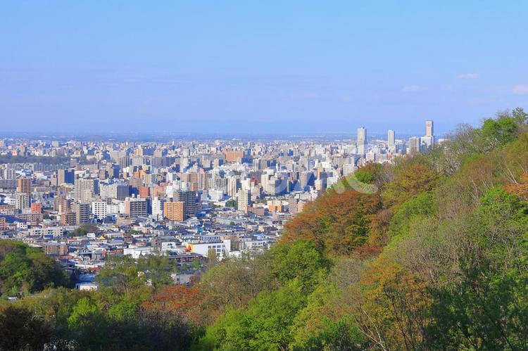 大倉山山麓から見た札幌市街地(新緑・春紅葉) 大倉山,新緑,春紅葉の写真素材