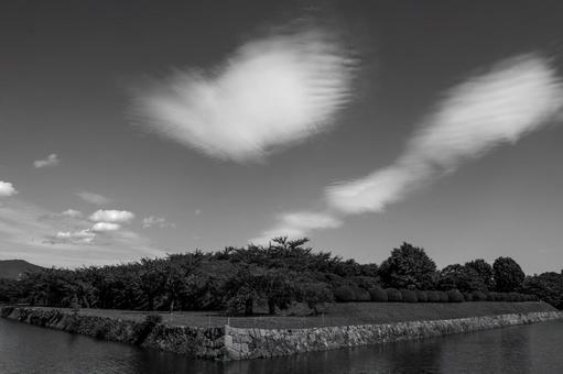 モノクロで描く五稜郭公園の静寂 モノクロで描く五稜郭公園の静寂 五稜郭,空,雲の写真素材