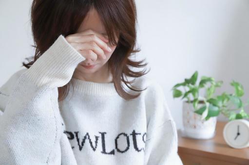 下を向いて落ち込む女性 落ち込む,下を向く,女性の写真素材