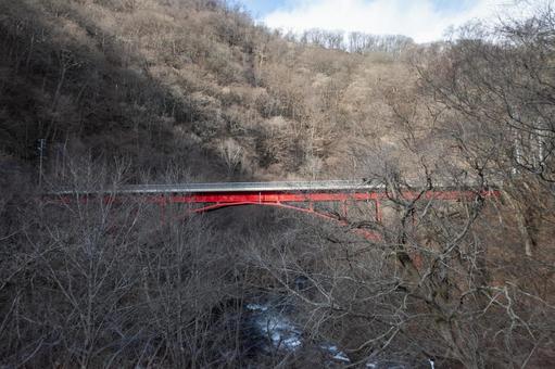 山の中に架けられた赤い橋 山,冬,風景の写真素材