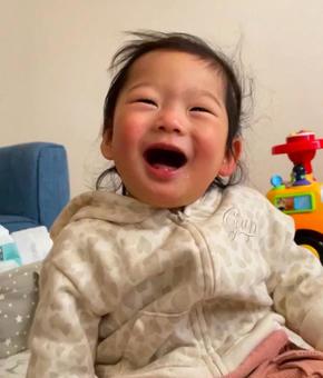 大きな口をあけて笑う子供 大きな口をあけて笑う子供の写真