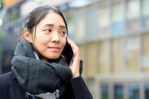 冬の街で通話をする日本人女性 女性,日本人,30代の写真素材