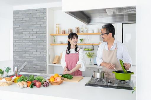キッチンで料理を作るミドルの夫婦 キッチンで料理を作るミドルの夫婦 料理,家族,夫婦の写真素材