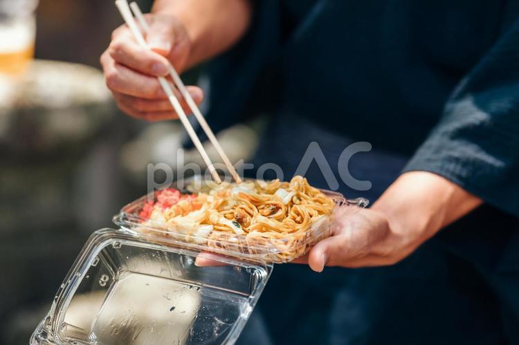 焼きそばを食べる男性 焼きそば,食欲,浴衣の写真素材