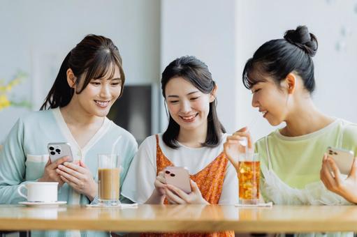 カフェで女子会をする若い女性 カフェで女子会をする若い女性 カフェ,スマートフォン,女子会の写真素材