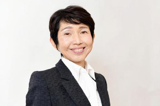 スーツ姿の中高年のビジネスパーソンの女性 ビジネス,ビジネスウーマン,女性の写真素材
