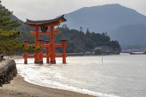 宮島厳島神社の赤い鳥居と海と山 宮島厳島神社の赤い鳥居と海と山 厳島神社,鳥居,赤いの写真素材