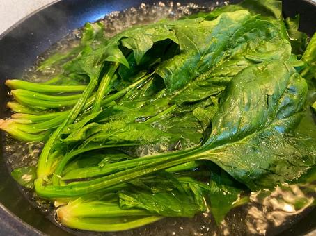 ほうれん草をゆがく ほうれん草,野菜,フライパンの写真素材