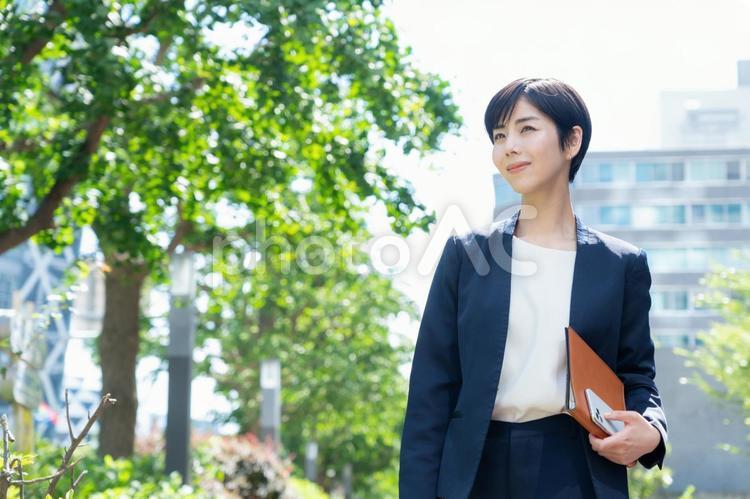 オフィス街で働く若いビジネスウーマン ビジネス,女性,ビジネスウーマンの写真素材