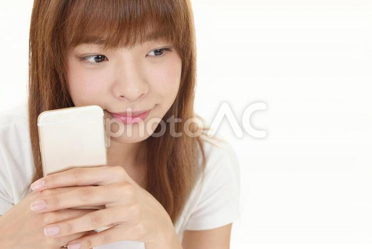 スマートフォンを持つ笑顔の女性 女性,スマートフォン,女の写真素材