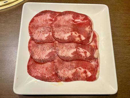 美しい薄切りの牛タン 美しい薄切りの牛タン 牛タン,肉,焼肉の写真素材