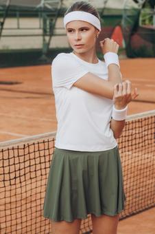 軽い準備運動をする女性の写真