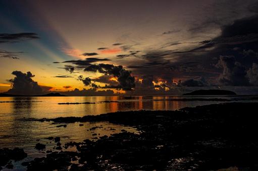 <素材>夏の雨の夕暮れの海の風景” <素材>夏の雨の夕暮れの海の風景”の写真