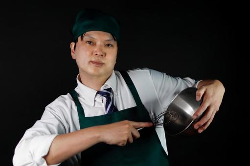料理人が泡立て器を使う 料理人が泡立て器を使うの写真