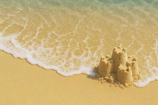 波打ち際と砂の城 波打ち際と砂の城の写真