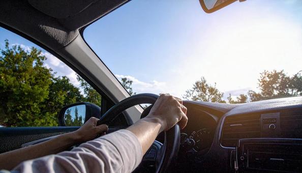 車を運転するドライバーの手 車を運転するドライバーの手の写真