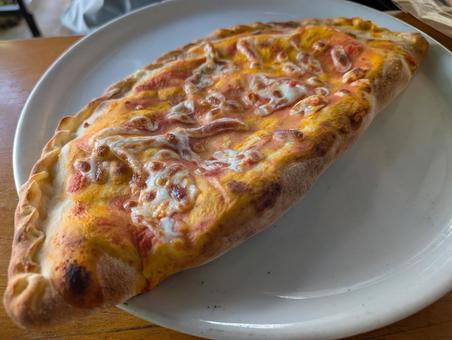 カルツォーネ ピザ,カルツォーネ,イタリアンの写真素材