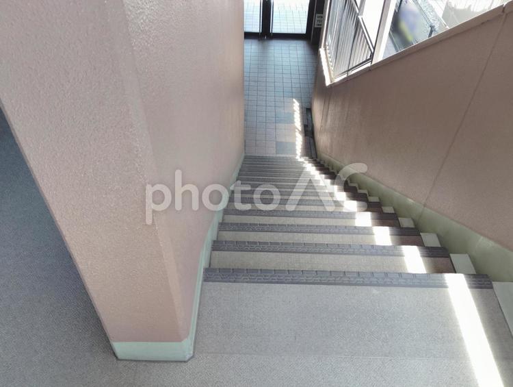 アパートの階段 階段,屋内階段,アパートの写真素材