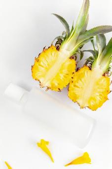 パイナップルと花と化粧水ボトル パイナップルと花と化粧水ボトル モックアップ,物撮り,化粧品の写真素材