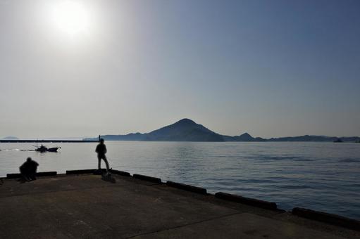 西日と興居島 西日と興居島 興居島,島,西日の写真素材