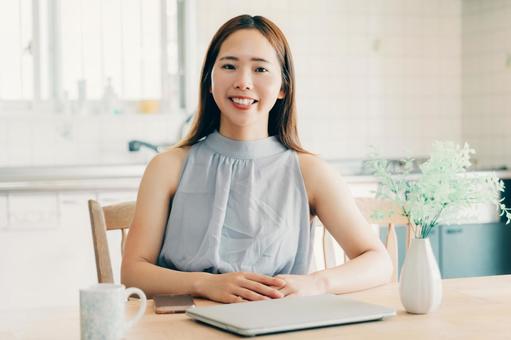 自宅で仕事する女性　テレワーク 働く女性,テレワーク,リモートワークの写真素材