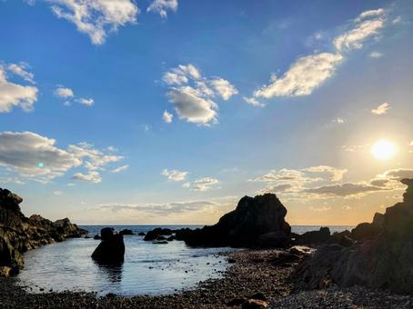 夕焼けの岩場 夕焼けの岩場の写真