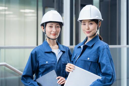 ビルメンテナンスする女性エンジニア 不動産,エンジニア,メンテナンスの写真素材
